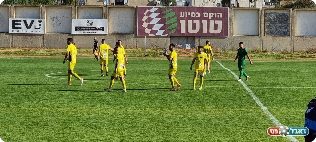 שחקני חולון חוגגים (רועי אסף)